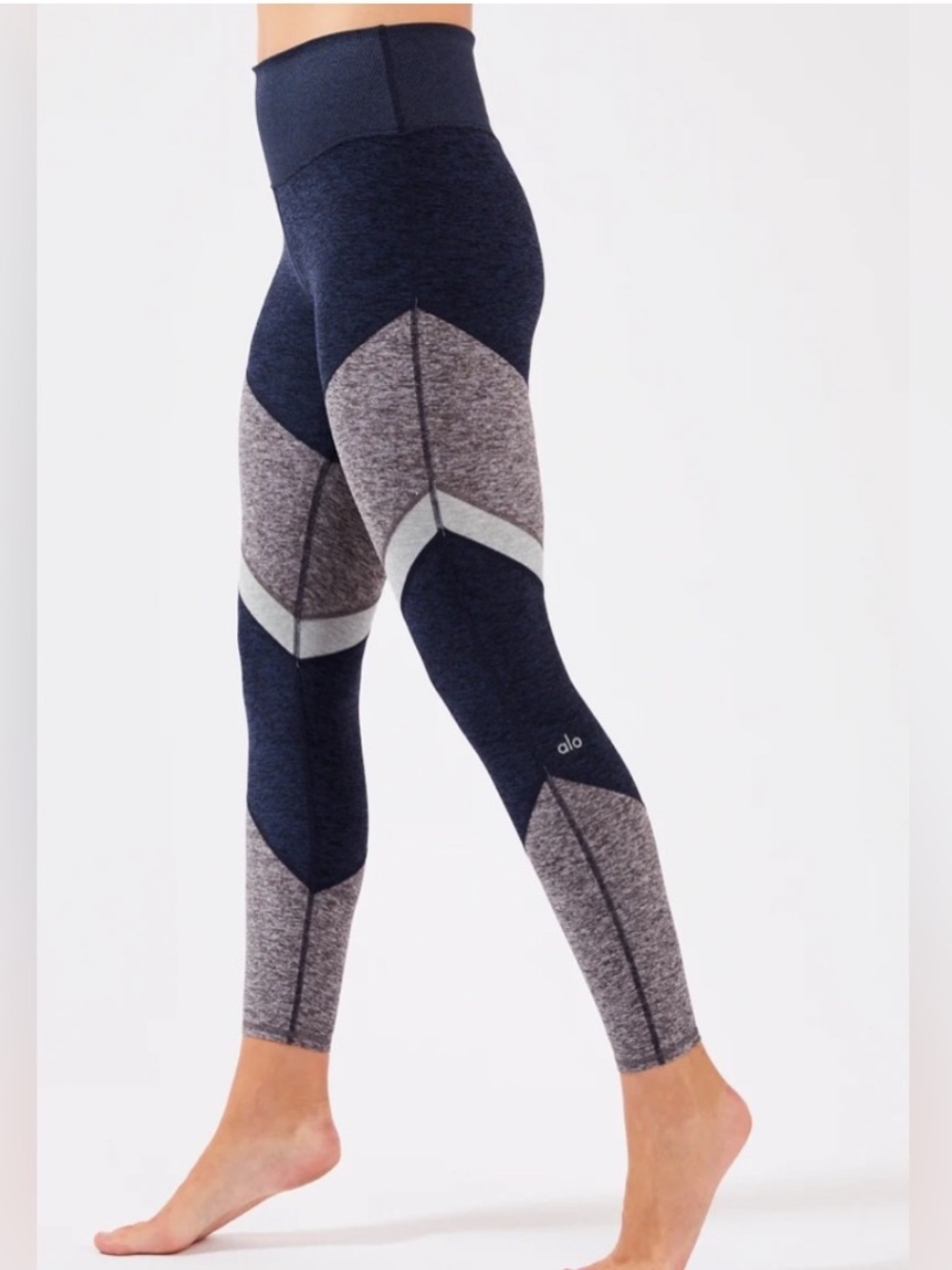 Alo Yoga HIGH-WAIST
ALOSOFT SHEILA
LEGGING Size Small Grays WORN ONCE!
